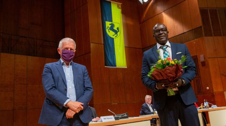 Saliou Gueye bei seiner Wahl am 23. Juli im Stuttgarter Gemeinderat im Stuttgarter Rathaus mit OB Kuhn. Foto: Stadt Stuttgart